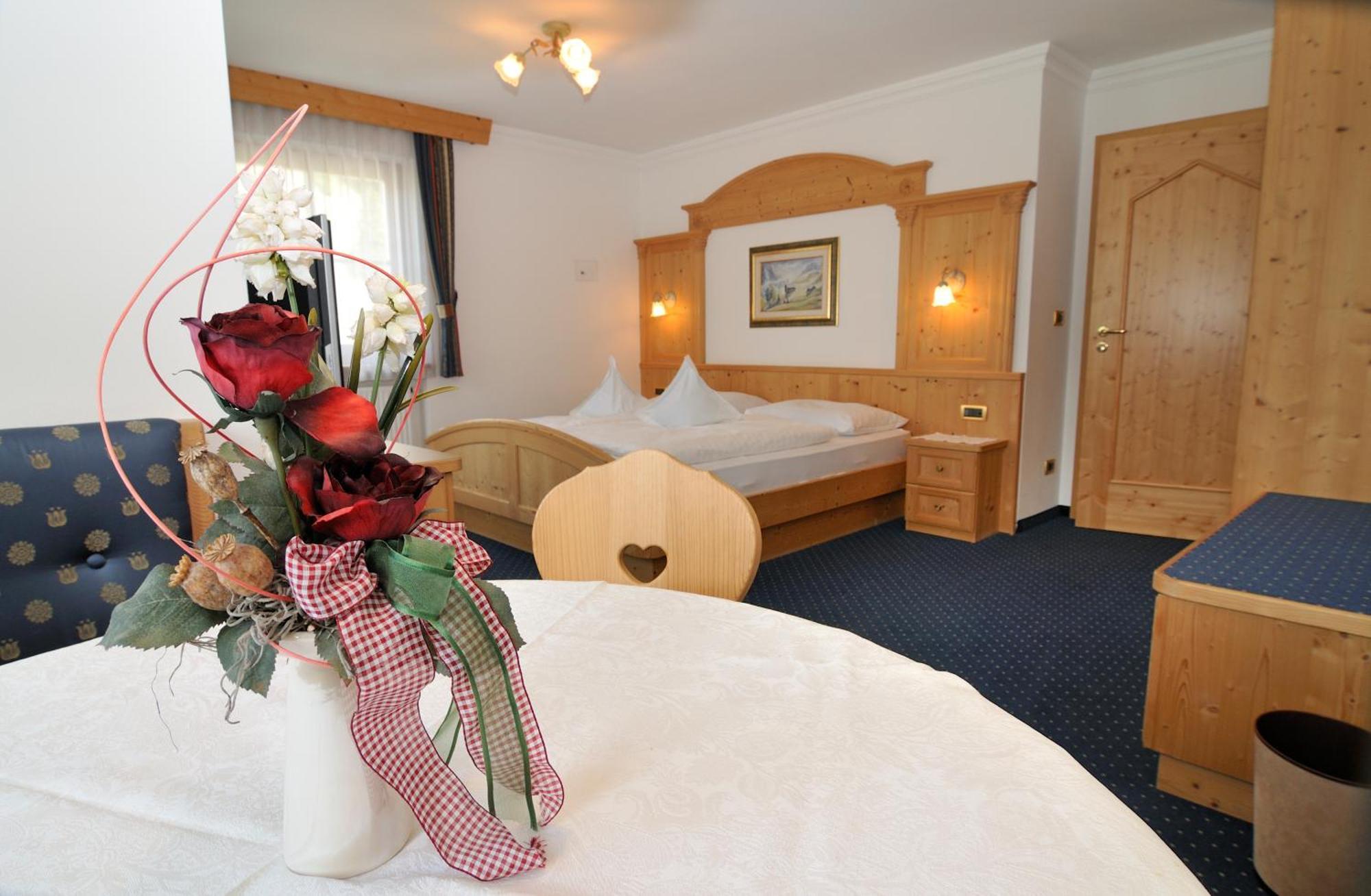 Garni Hotel Iris Σέλβα ντι Βαλ Γκαρντένα Εξωτερικό φωτογραφία