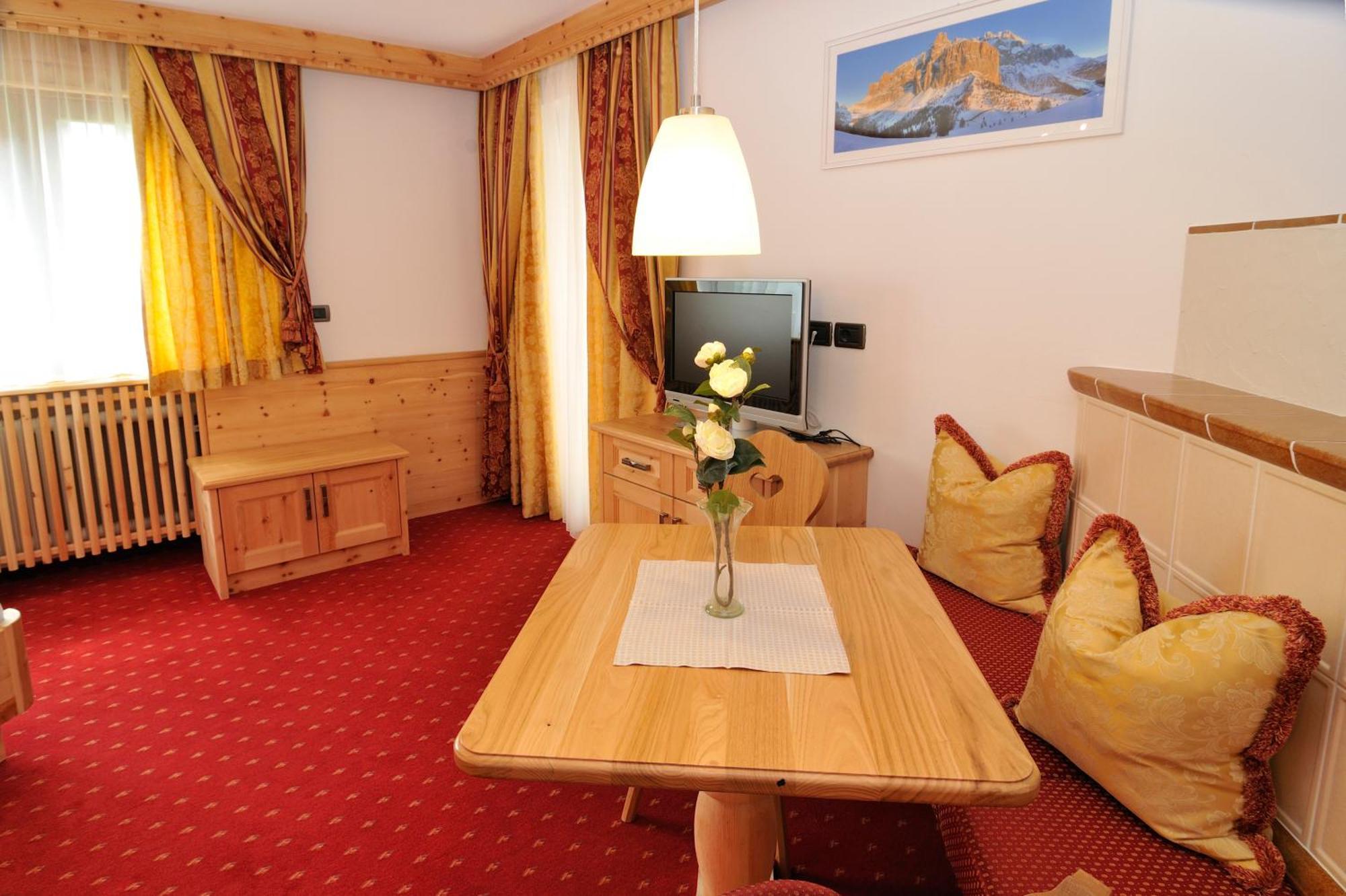 Garni Hotel Iris Σέλβα ντι Βαλ Γκαρντένα Εξωτερικό φωτογραφία
