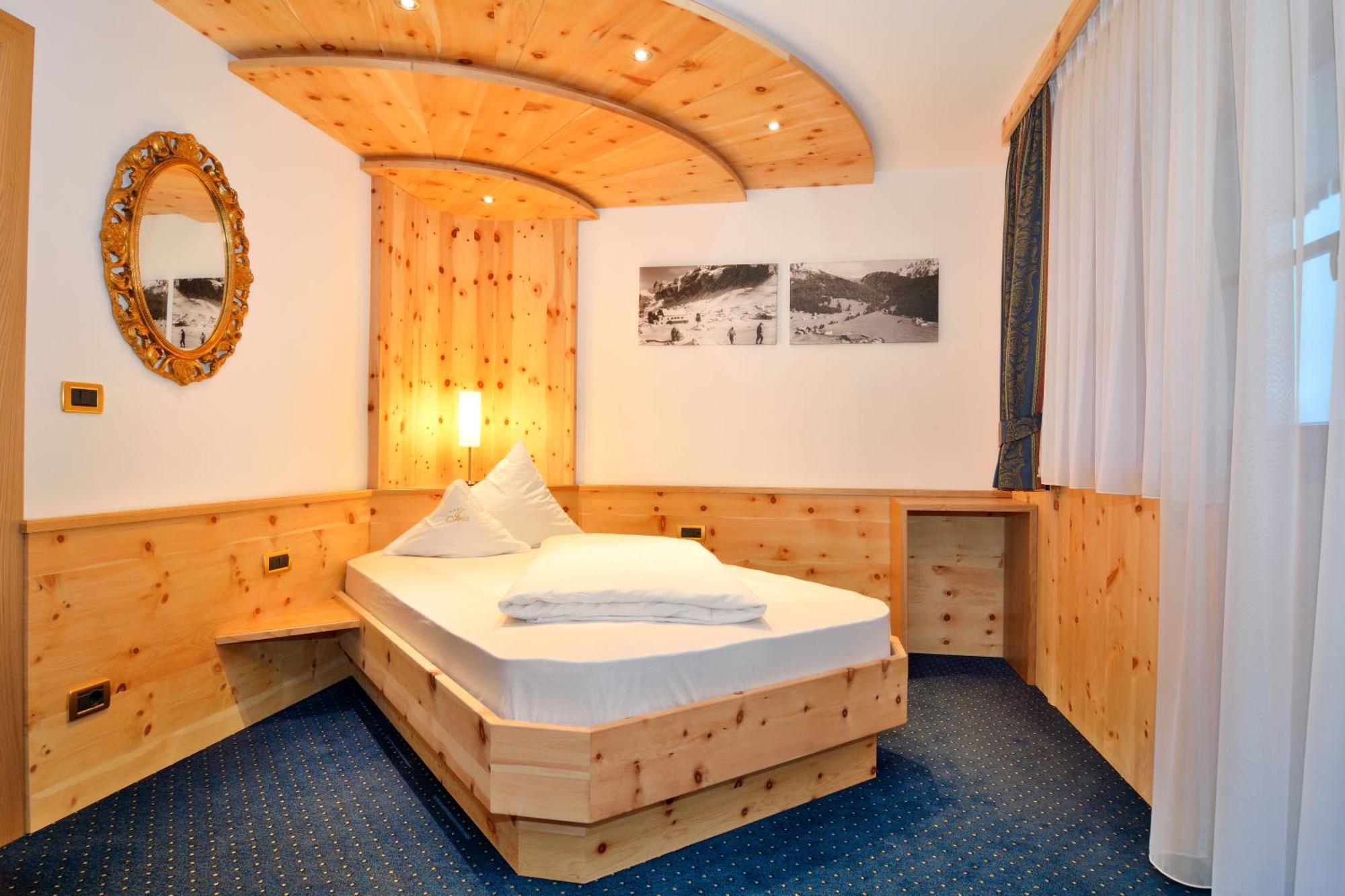 Garni Hotel Iris Σέλβα ντι Βαλ Γκαρντένα Εξωτερικό φωτογραφία