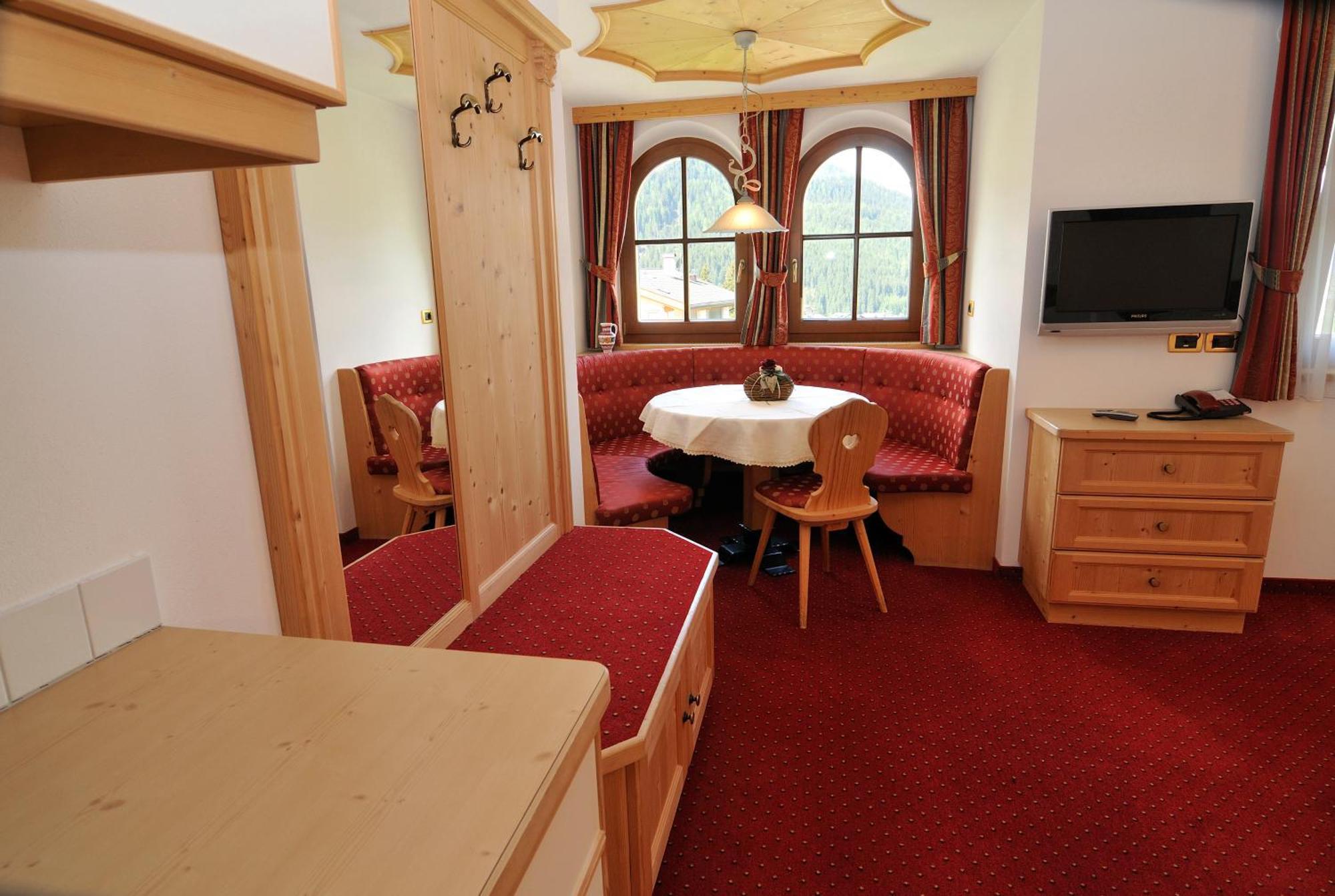 Garni Hotel Iris Σέλβα ντι Βαλ Γκαρντένα Εξωτερικό φωτογραφία